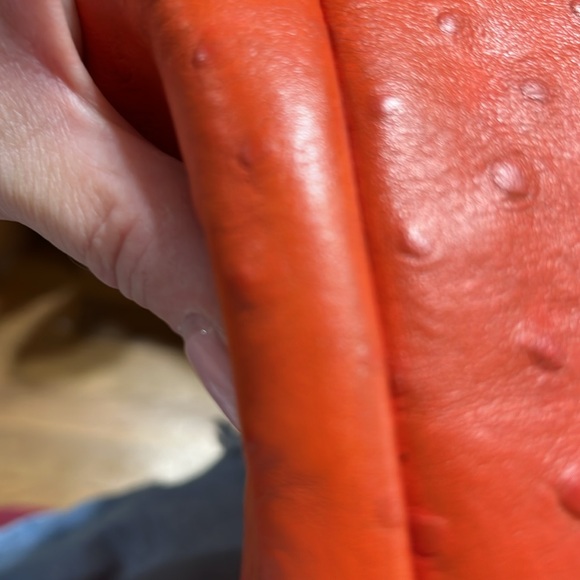 GUC shoulder bag ostrich leather has interior paint inside. - Picture 7 of 9